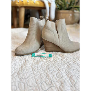 DV By Dolce And Vita Beige Perforated Wedge Ankle‎ Boots/Booties 7.5